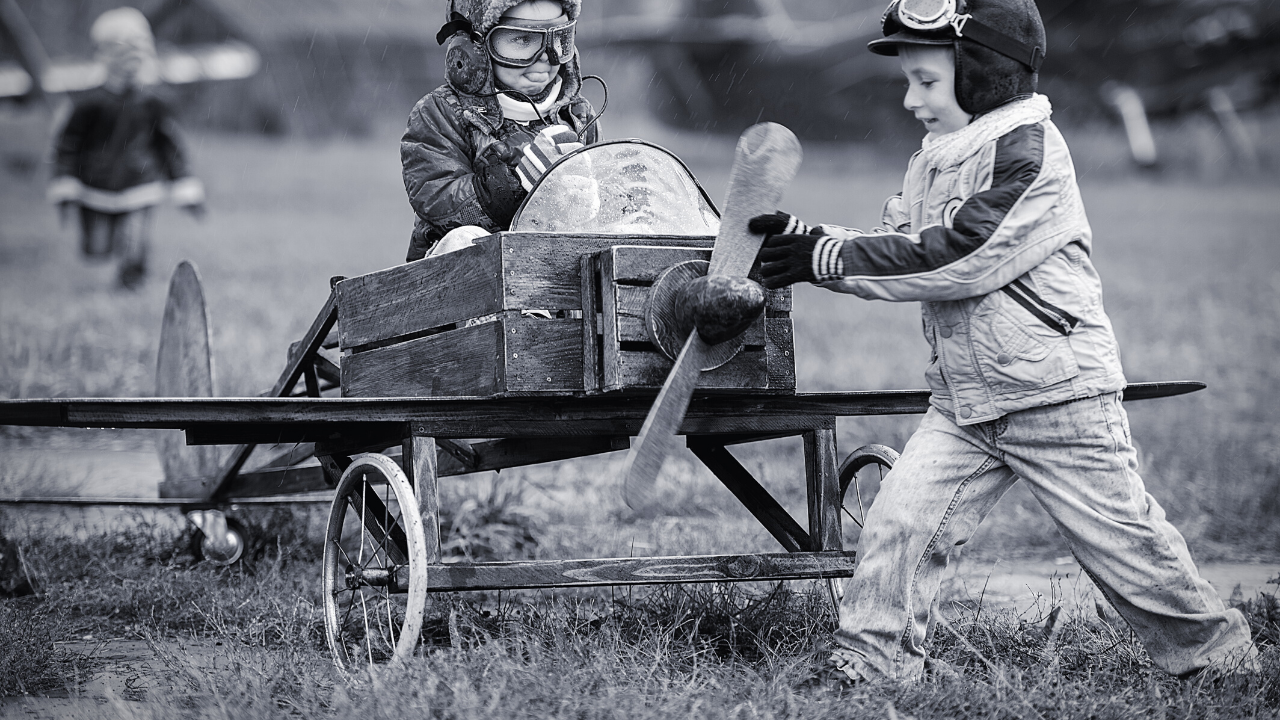 Jungen starten mit Spielzeugflugzeug